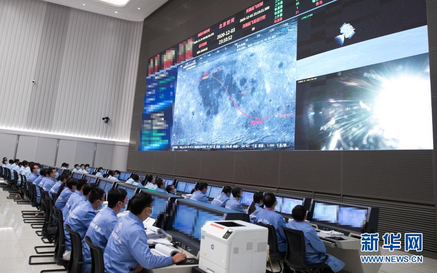 中國積極發展太空計劃，被質疑背後藏有軍事活動。圖為指揮嫦娥五號作業的北京國家航天局地面控制站。 圖 : 翻攝自新華網