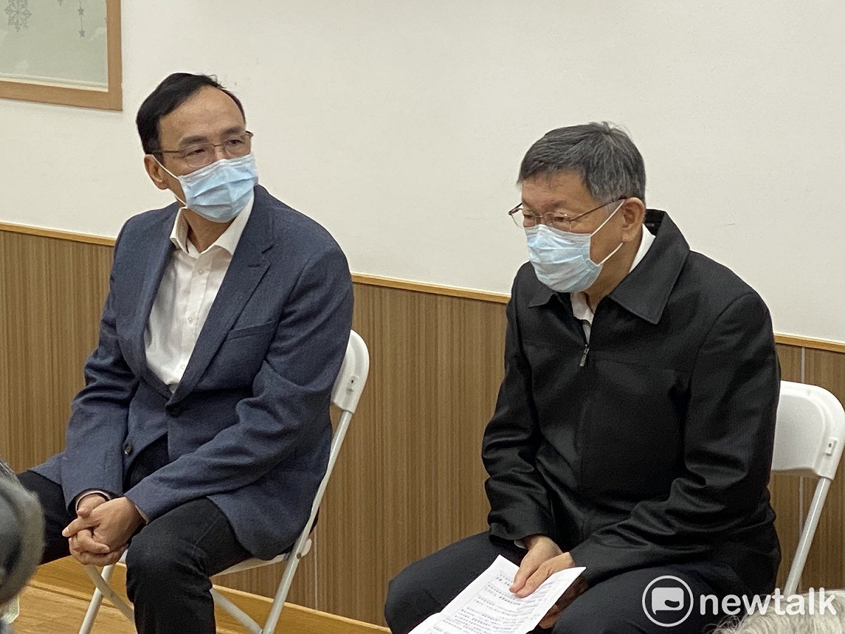 台北市長柯文哲（右）今與國民黨前主席朱立倫（左）同台。 圖：周煊惠 ／攝