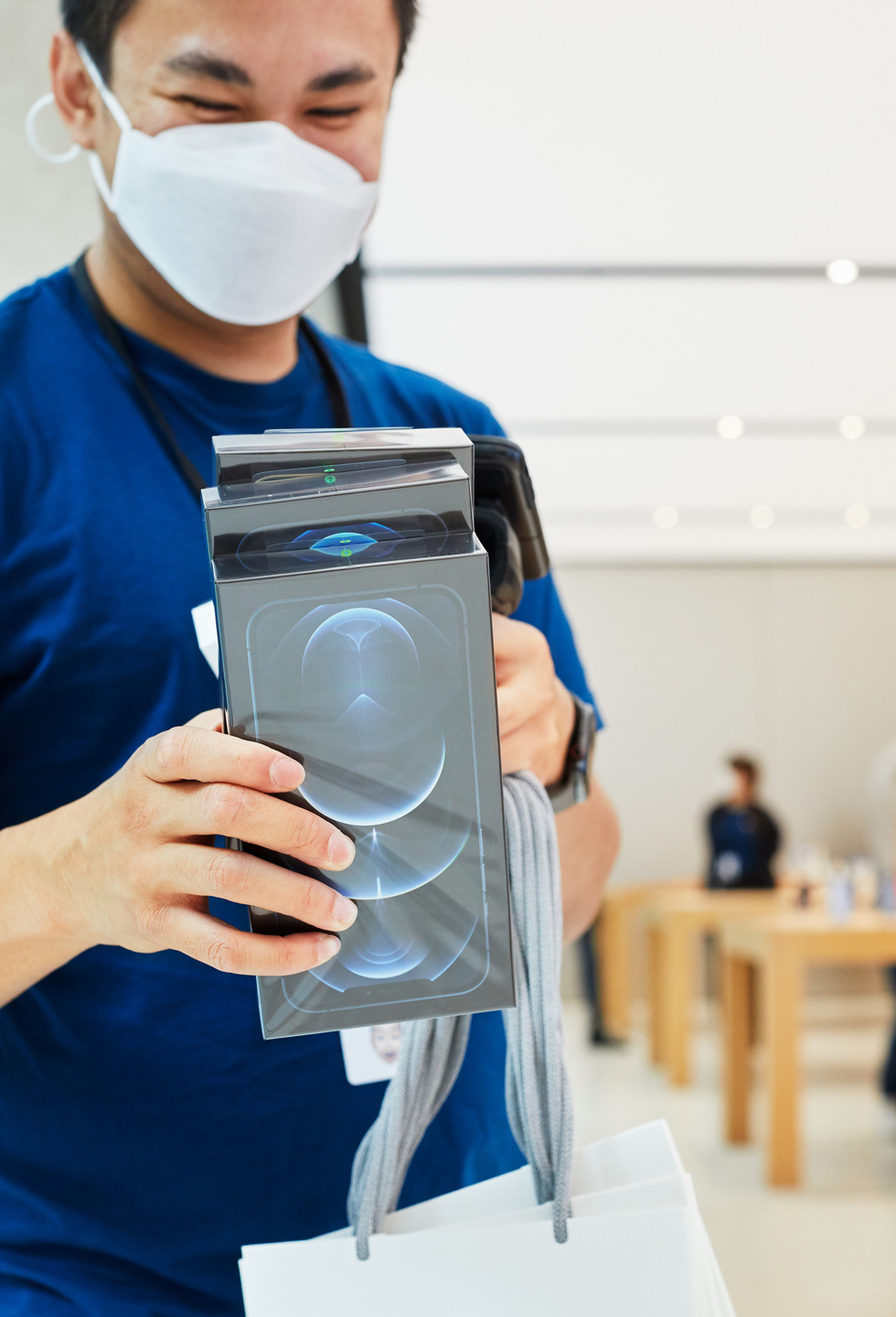 巴西要求蘋果在出售iPhone時，必須附贈充電器。 圖：翻攝自Apple