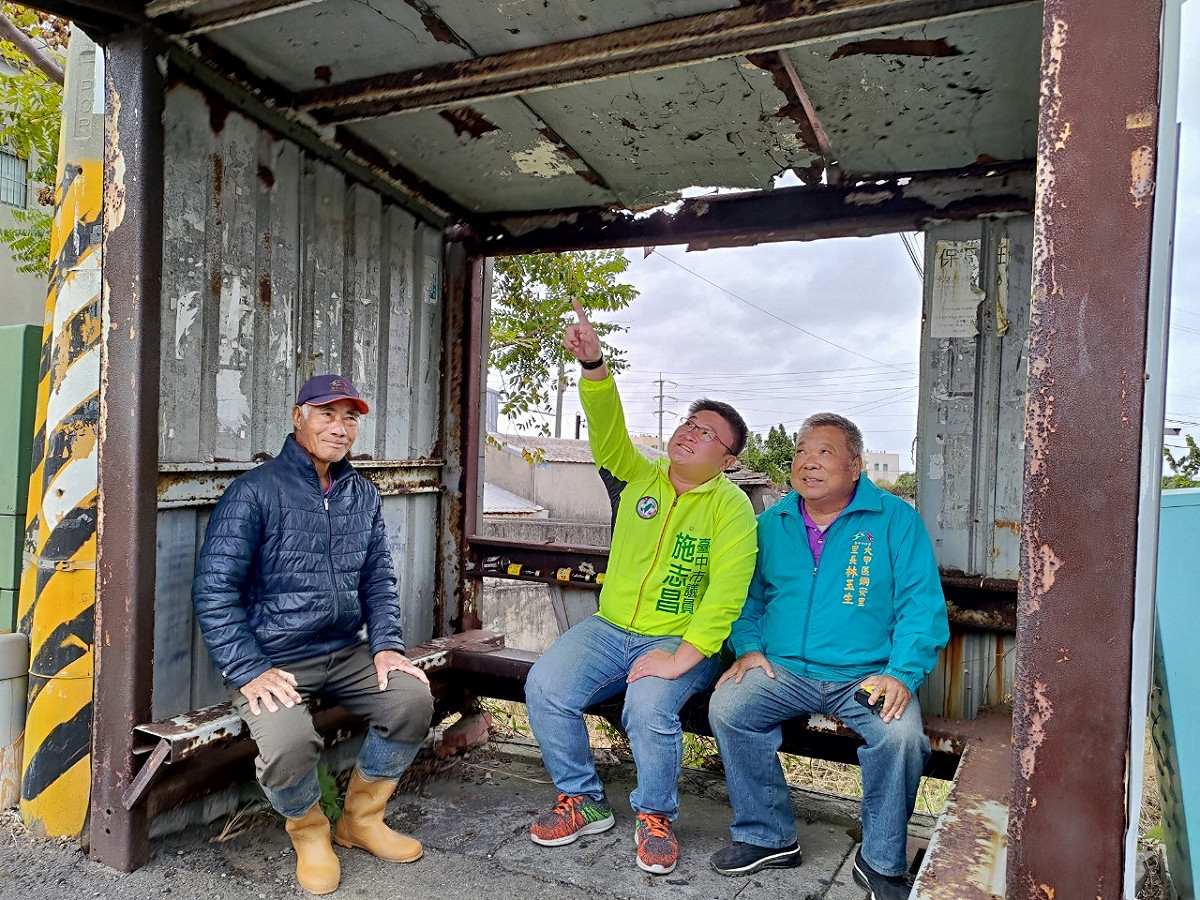 台中市大甲區這座候車亭猶如廢墟。  施志昌/提供