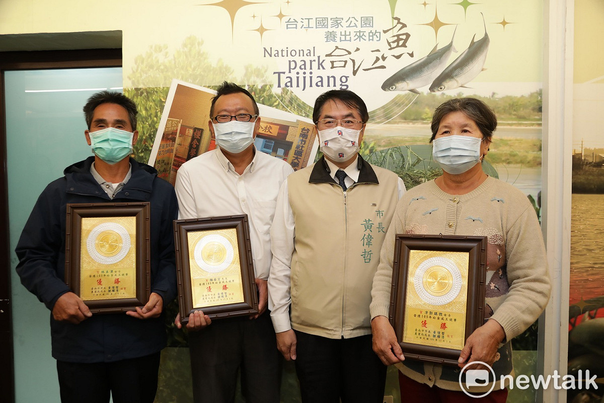 首屆全國「白金虱王光耀台灣」最強虱目魚選拔大賽，經由專業評審及嚴謹的盲選程序，共選出7位優勝者，台南市即占了3名，全國獲勝席次最多，台南市長黃偉哲特地拜訪祝賀得獎者。 圖：黃博郎／攝