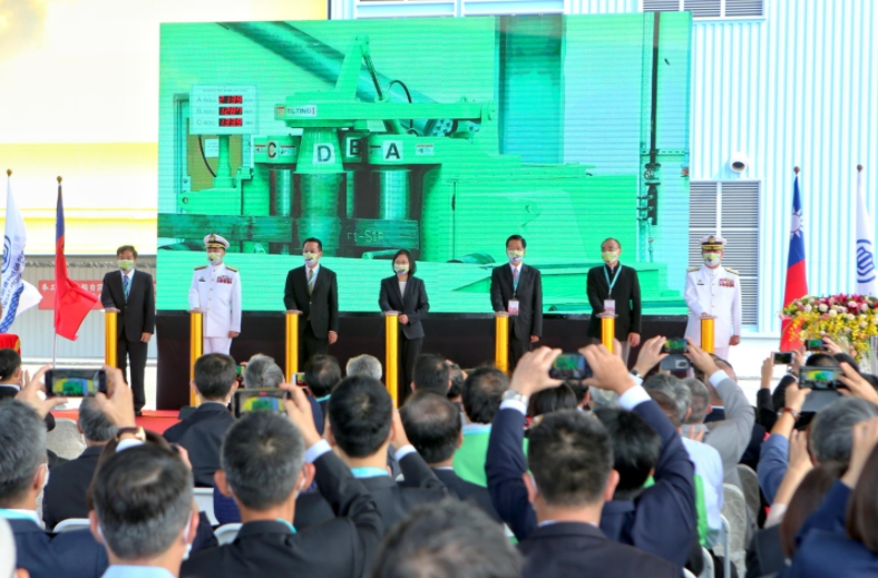 上個月24日「潛艦國造建造案」舉行開典禮，由總統蔡英文與台船公司董事長鄭文隆等共同主持。 圖 : 翻攝自台船公司「潛艦國造建造案開工新聞稿」