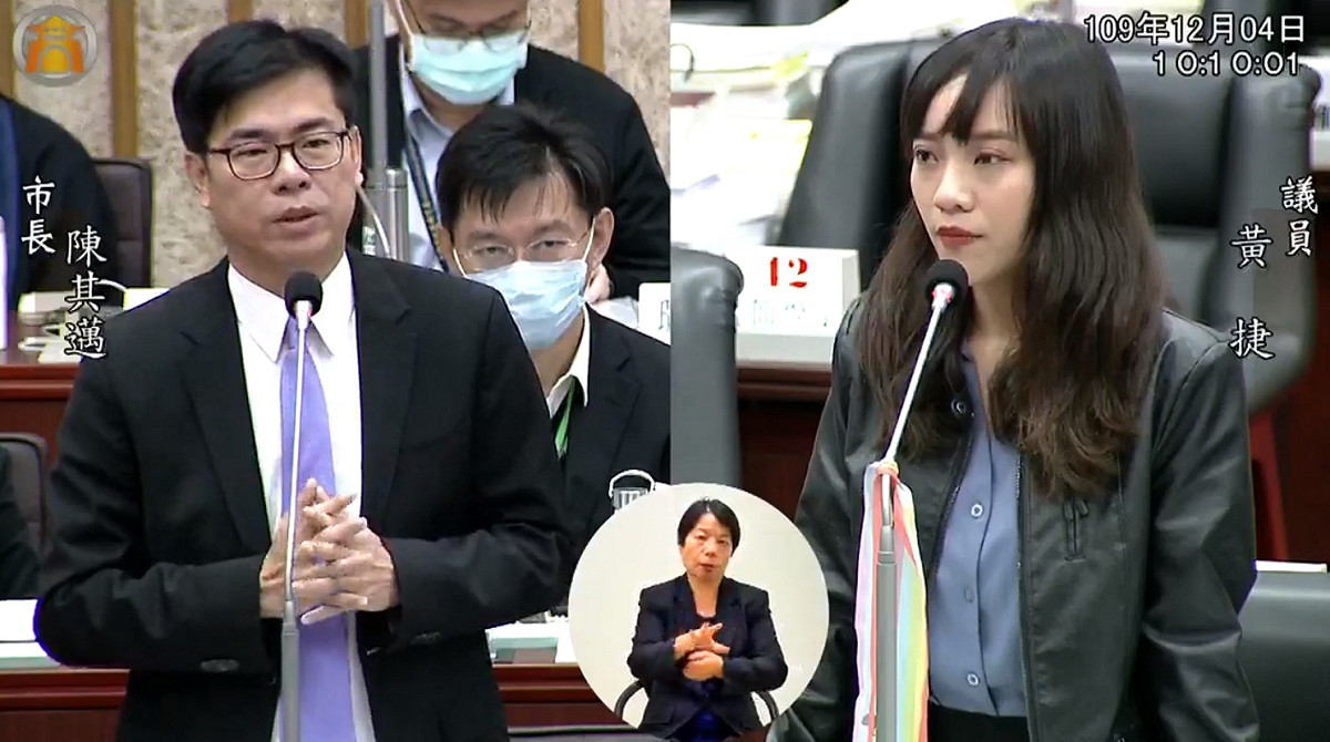 高雄市議員黃捷就中華職棒第六隊問題詢問市長陳其邁。 圖:高雄市議會直播