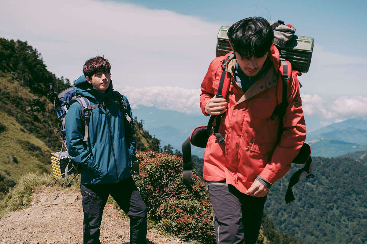 莫子儀(左後)與姚淳耀(右前)在《親愛的房客》中飾演在大學登山社認識的同學。 圖：牽猴子整合行銷/提供