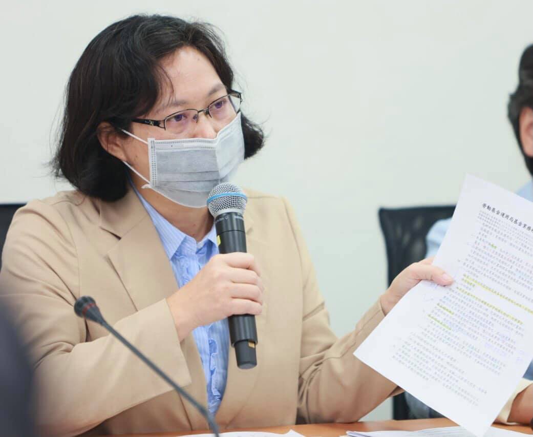 賴香伶呼籲，衛福部應鼓勵國民主動接種疫苗，民眾如果為了群體免疫貢獻接種疫苗，產生不良反應，國家可採認定屬於「特別犧牲」的受害關聯，不應該認定為「無關」 圖：翻攝自賴香伶臉書