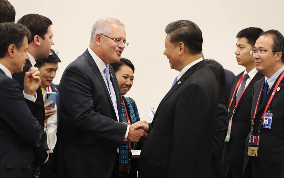 中澳兩國先前關係一直相當友好，澳洲總理莫里森（左）與中國領導人習近平（右）會面時也相談甚歡，但近來隨著「紅酒」事件發酵，兩國關係漸趨降至冰點。 圖：翻攝自Scott Morrison臉書