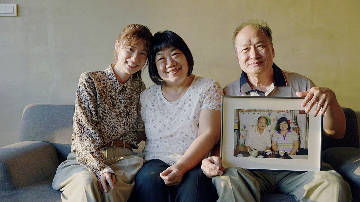 因為拍攝《快門下慢刻哲學》紀錄片而結緣，林予晞與張旭輝夫妻感情有如家人一般。 圖：公視/提供