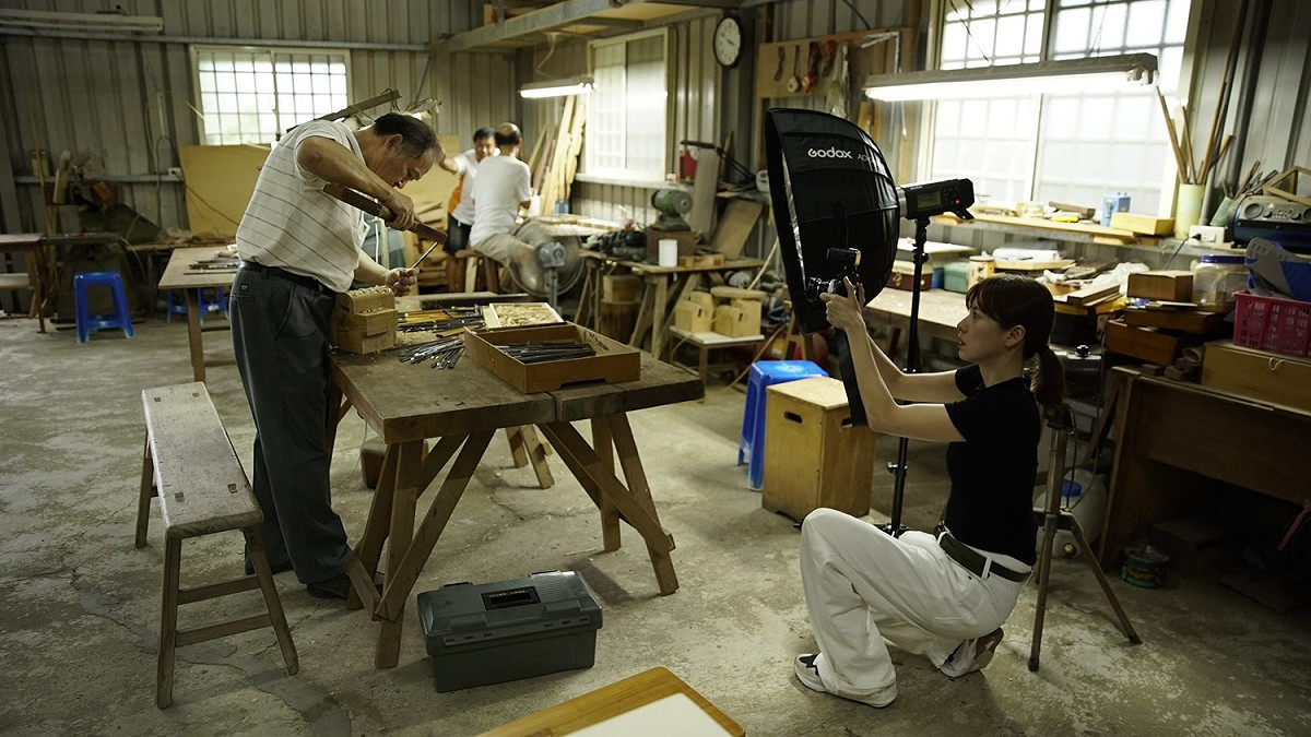 《快門下慢刻哲學》紀錄片中，林予晞拍下鑿花藝師張旭輝工作時的專注狀態。 圖：公視/提供