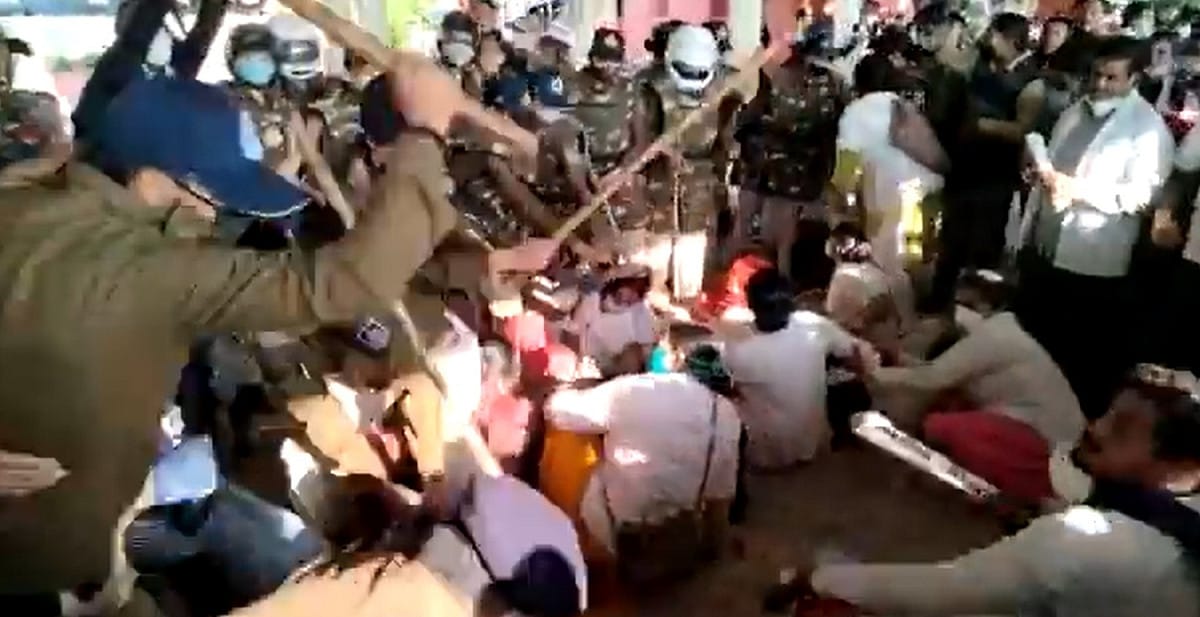 遭解雇的醫療人員今日在中央邦政府大樓前抗議，而印度警方則到場用警棍驅離，場面相當混亂。 圖：擷取自推特影片