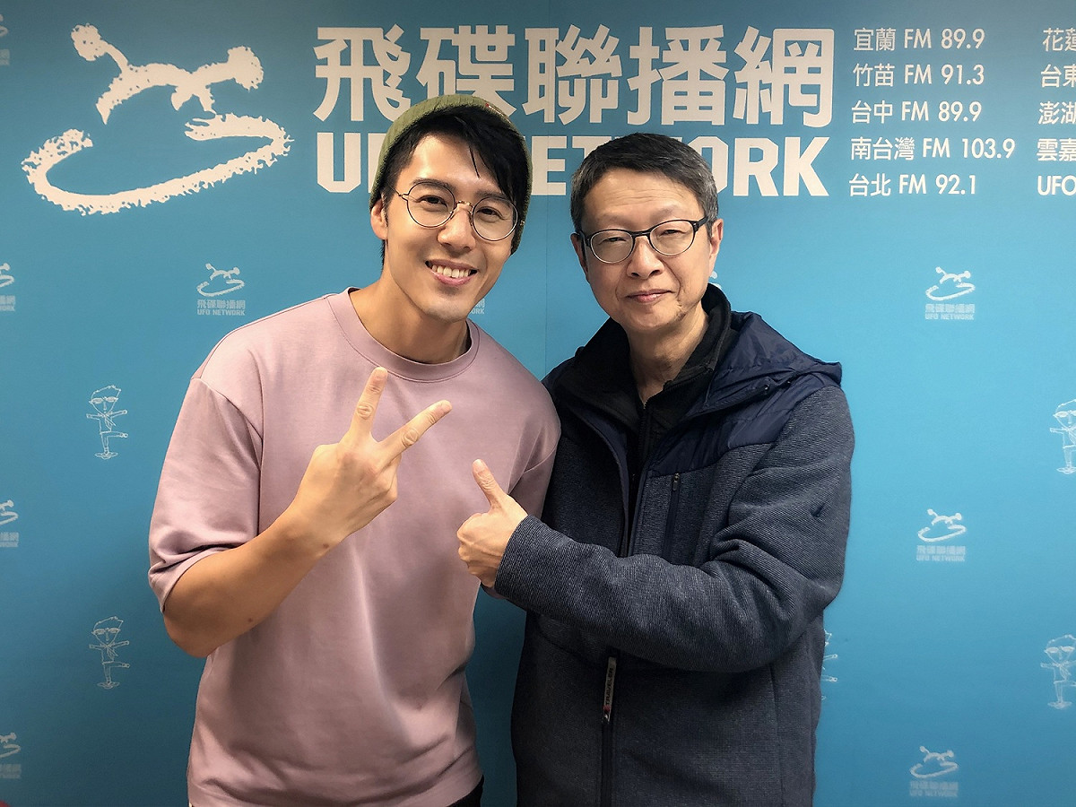 《王牌辯護人》胡宇威(左)與導演黃志翔(右)到廣播節目《夜光家族》宣傳。 圖：東森戲劇/提供