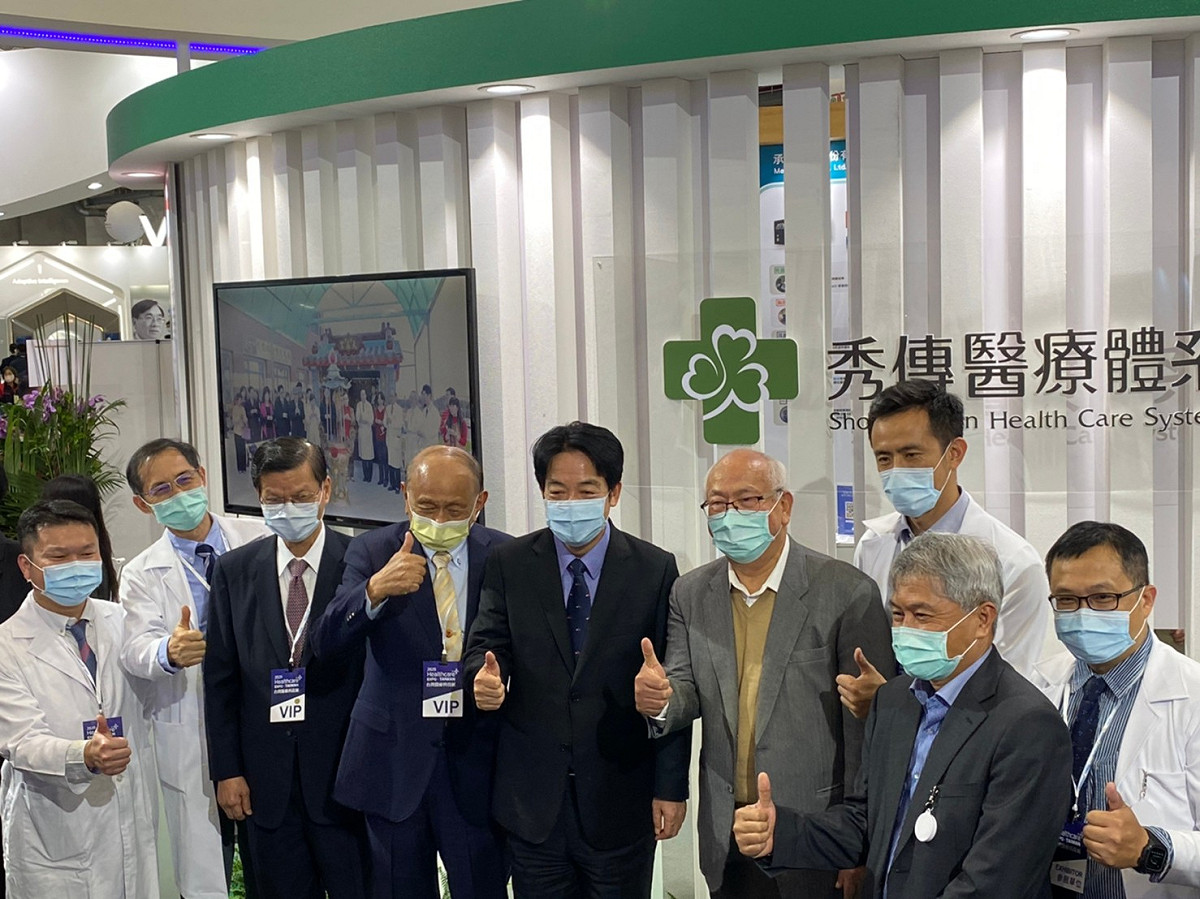 賴清德副總統特別到秀傳醫療體系的展場體驗了解並肯定有加。 圖:秀傳醫院提供