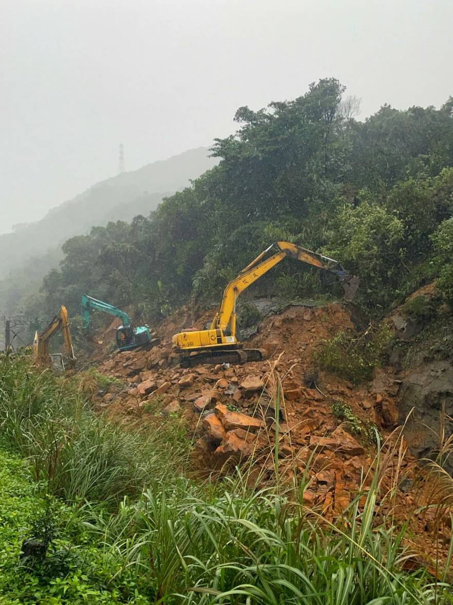 台鐵瑞芳至猴硐路段坍方。 圖：台鐵局／提供