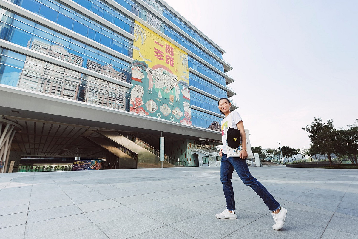 小戴把握機會與高市圖合影。 圖：高雄市立圖書館/提供