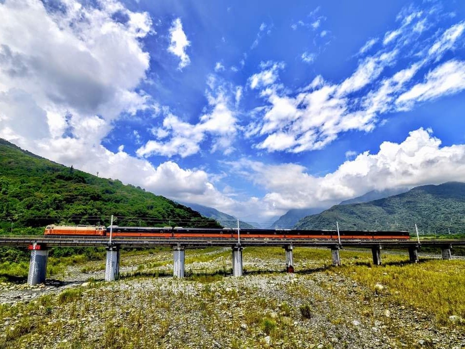 台鐵表示，受到瑞芳-猴硐落石影響，今日火車班次也有更動。 圖：台鐵局／提供（資料照）