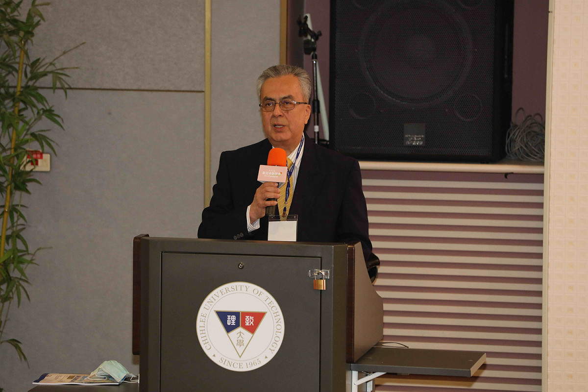 前薩爾瓦多駐華大使 Francisco Ricardo Santana Berrios 在「2020新北新民季—新住民議題論壇」，分享澳洲及加拿大多元政策的優勢。 圖：新北市教育局提供