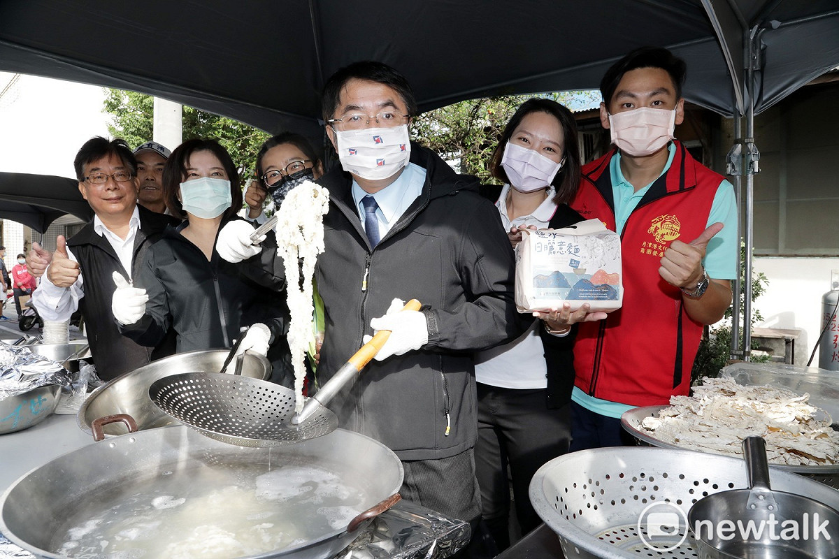鹽水區公所及鹽水月津港文化觀光商圈發展協會舉辦「2020鹽水商圈意麵節　津有意思嘉年華」，台南市長黃偉哲也到鹽水與市民同樂。 圖：黃博郎／攝