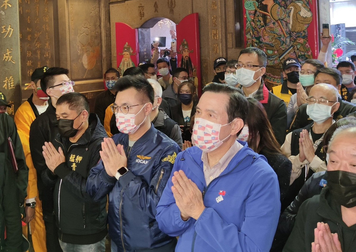 前總統馬英九（右二）今（5）日與國民黨主席江啟臣（右三）一同參加艋舺青山宮靈安尊王聖誕千秋祭祀禮儀遶境慶典活動時，被問及萊豬問題。 圖：取自馬英九臉書