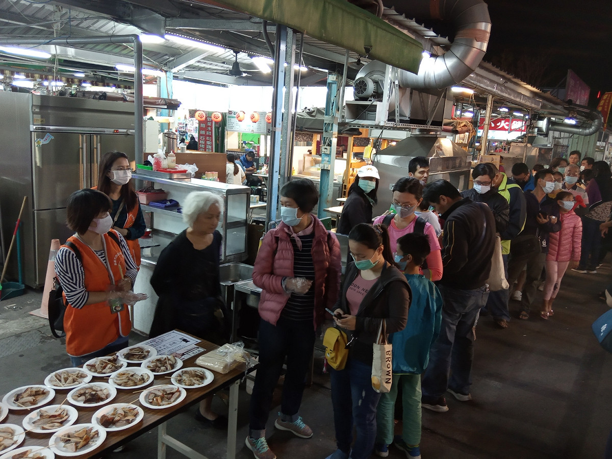 青年凱旋夜市的促銷活動推出烤乳豬免費試吃。 圖：孫家銘/攝