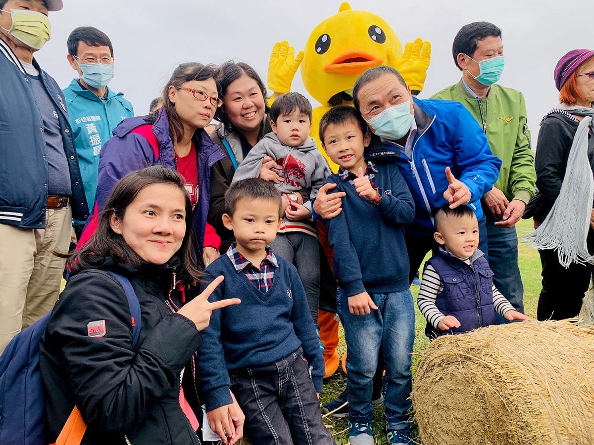 侯友宜親自體驗鴨鴨公園地景藝術。  圖：新北市水利局提供
