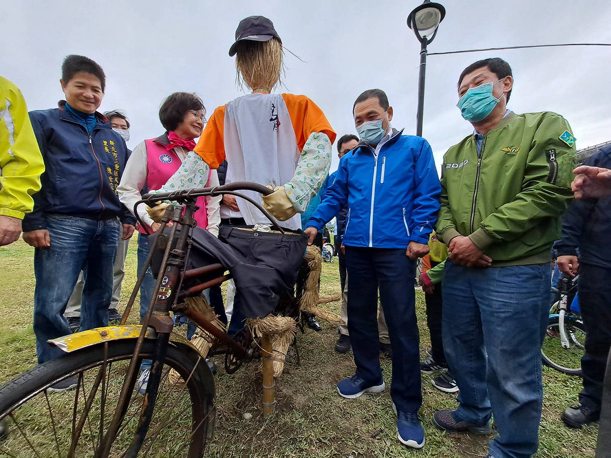 稻草人藝術裝置。  圖：新北市水利局提供