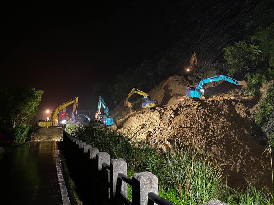 台鐵猴硐至瑞芳段鐵道沿線土石鬆動坍方，工程人員漏夜搶修。 圖／翻攝自交通部臺灣鐵路管理局 TRA臉書