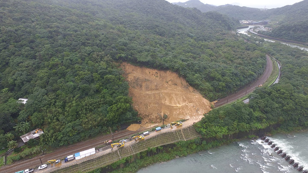 12月4日台鐵瑞芳-猴硐路線發生落石事件，目前工程人員搶修中。 圖：交通部臺灣鐵路管理局/提供