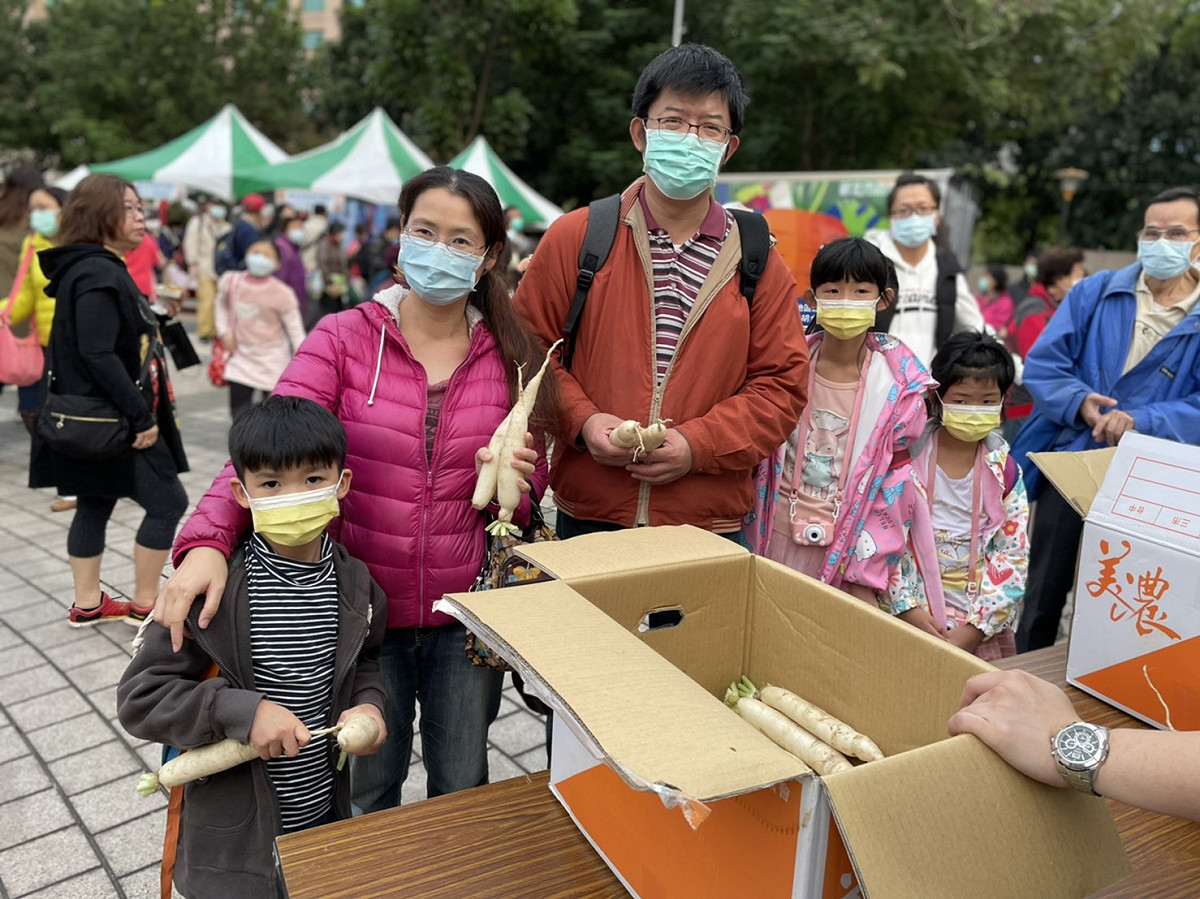 市民現場領取免費格外品白玉蘿蔔。 圖：新北市農業局提供