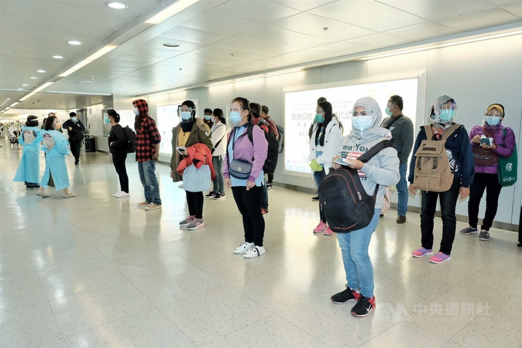 移工宿舍染疫危機 自主健康管理卻擠通舖共用衛浴