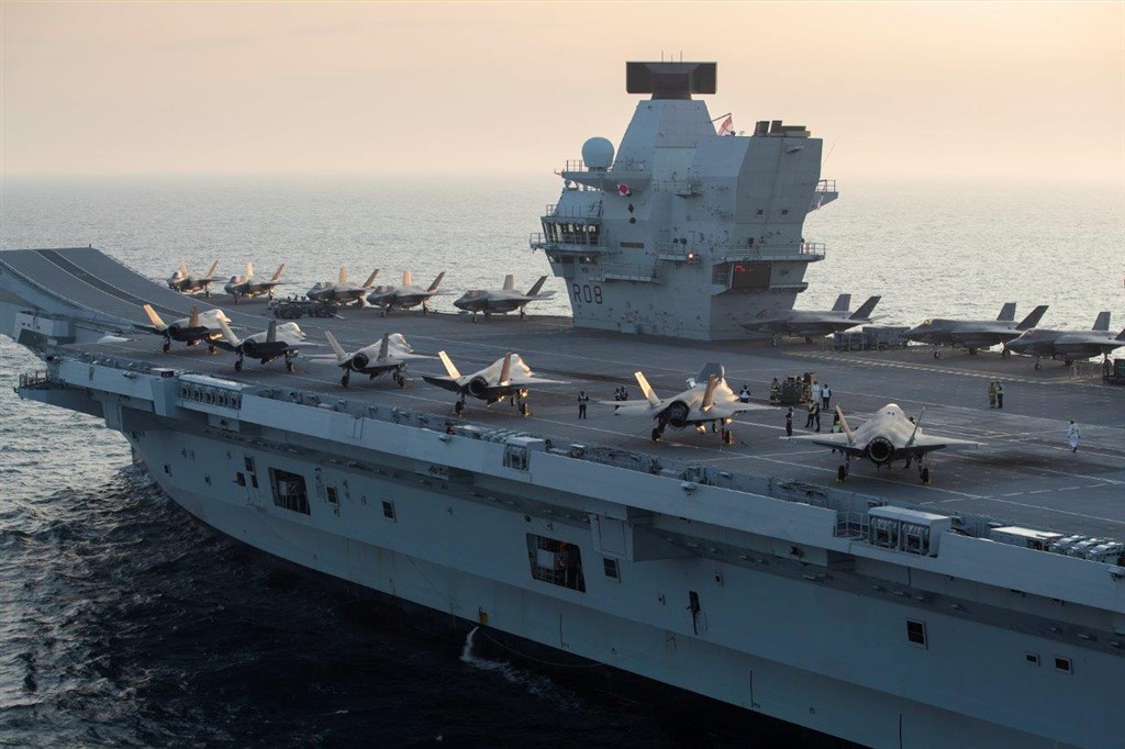 共同社報導，日本政府相關人士5日透露，英國海軍最快2021年初將向包括沖繩縣等在內的西太平洋，長期派遣航空母艦「伊麗莎白女王號」（圖）為核心的航艦打擊群。 圖：翻攝自英國皇家海軍官網