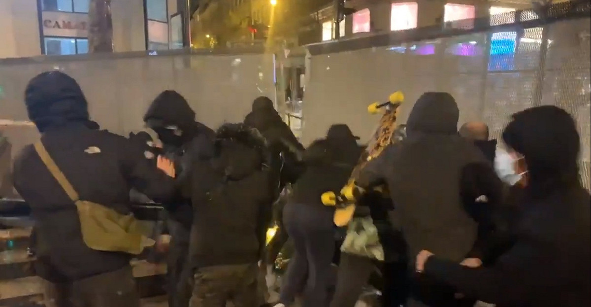 巴黎市中心共和國廣場示威民眾朝員警丟擲物體，遭到警方以催淚瓦斯回擊。 圖/翻攝自推特