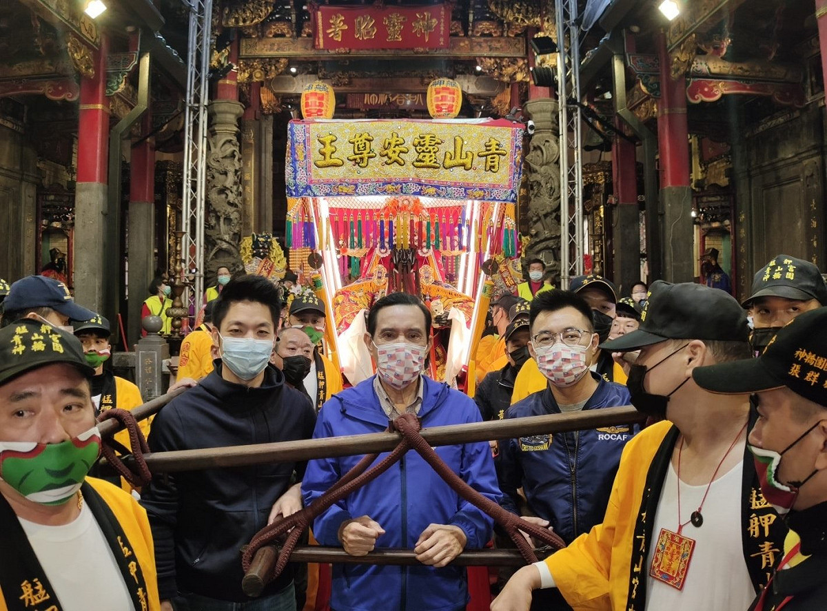 前總統馬英九、國民黨主席江啟臣及蔣萬安5日一同參加台北艋舺青山宮繞境慶典活動。 圖：翻攝自馬英九臉書