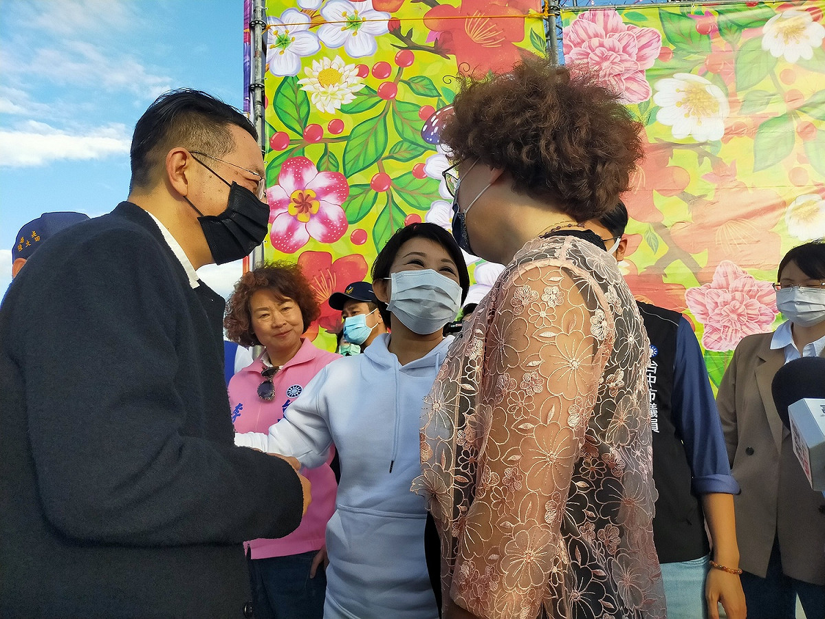 台中市長盧秀燕向法籍景觀設計師Catherine Mosbach及劉培森建築師致意，但另一位設計師Philippe Rahm Architects因新冠肺炎確診無法到場。 圖:唐復年/攝