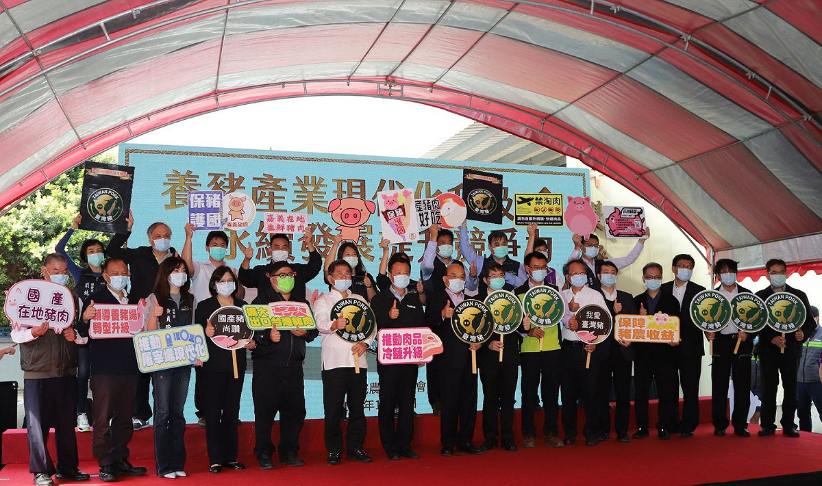 今（6日）上午，行政院長蘇貞昌等人一同前往嘉義縣肉品市場視察改建進度。 圖：翻攝自陳明文臉書