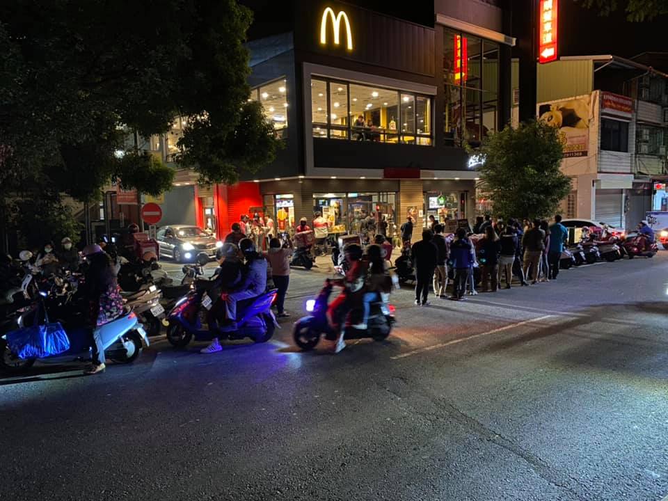 南投埔里因清醮活動吃素7天，昨天半夜開葷速食店竟大排長龍。 圖：翻攝自臉書