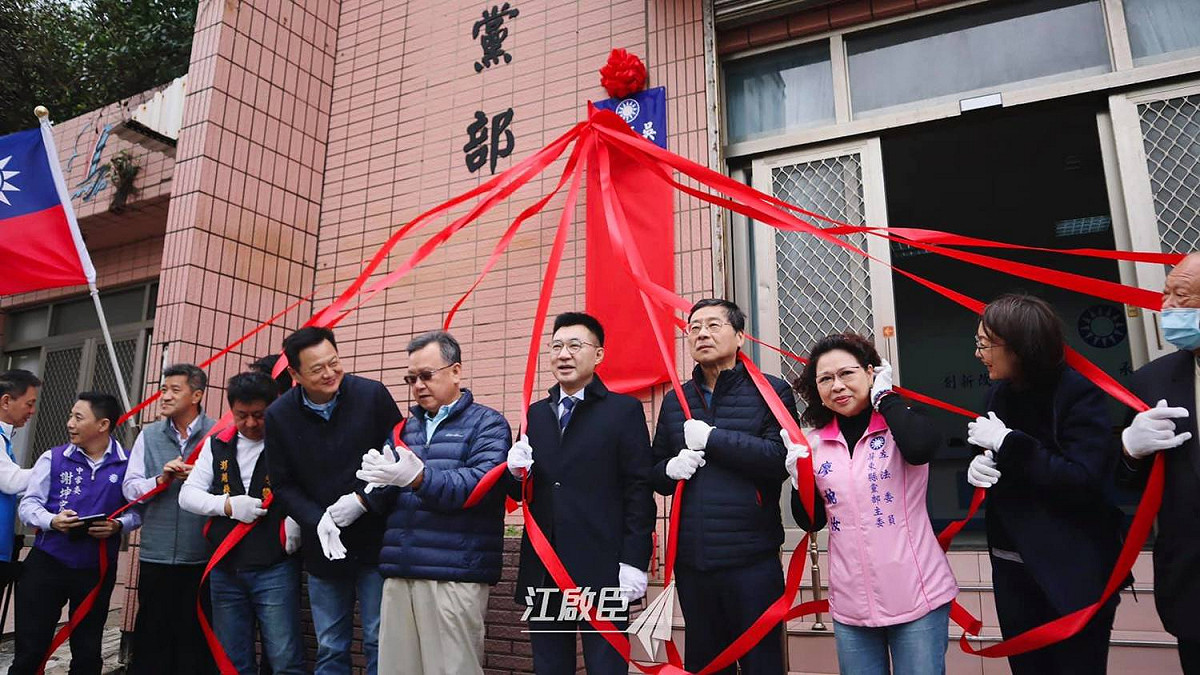國民黨主席江啟臣（中）今（6）天赴澎湖縣黨部為「立委聯合服務處」揭牌。 圖：翻攝自江啟臣臉書
