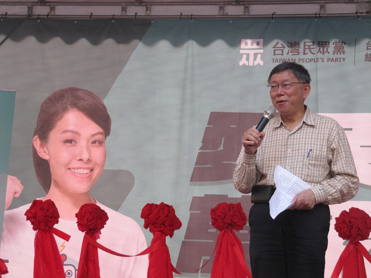 柯文哲稱讚高虹安集智慧及美貌於一身。 台灣民眾黨/提供