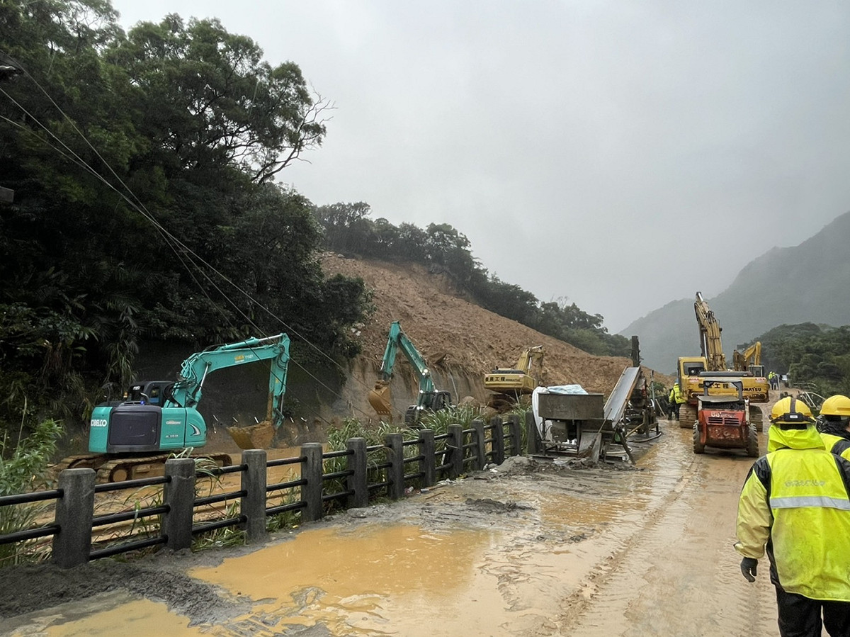 台鐵瑞芳－猴硐路段因連日大雨造成坍方，列車全面停駛，今日中央氣象局卻再度發布大雨特報，可說是雪上加霜。 圖：台鐵局／提供