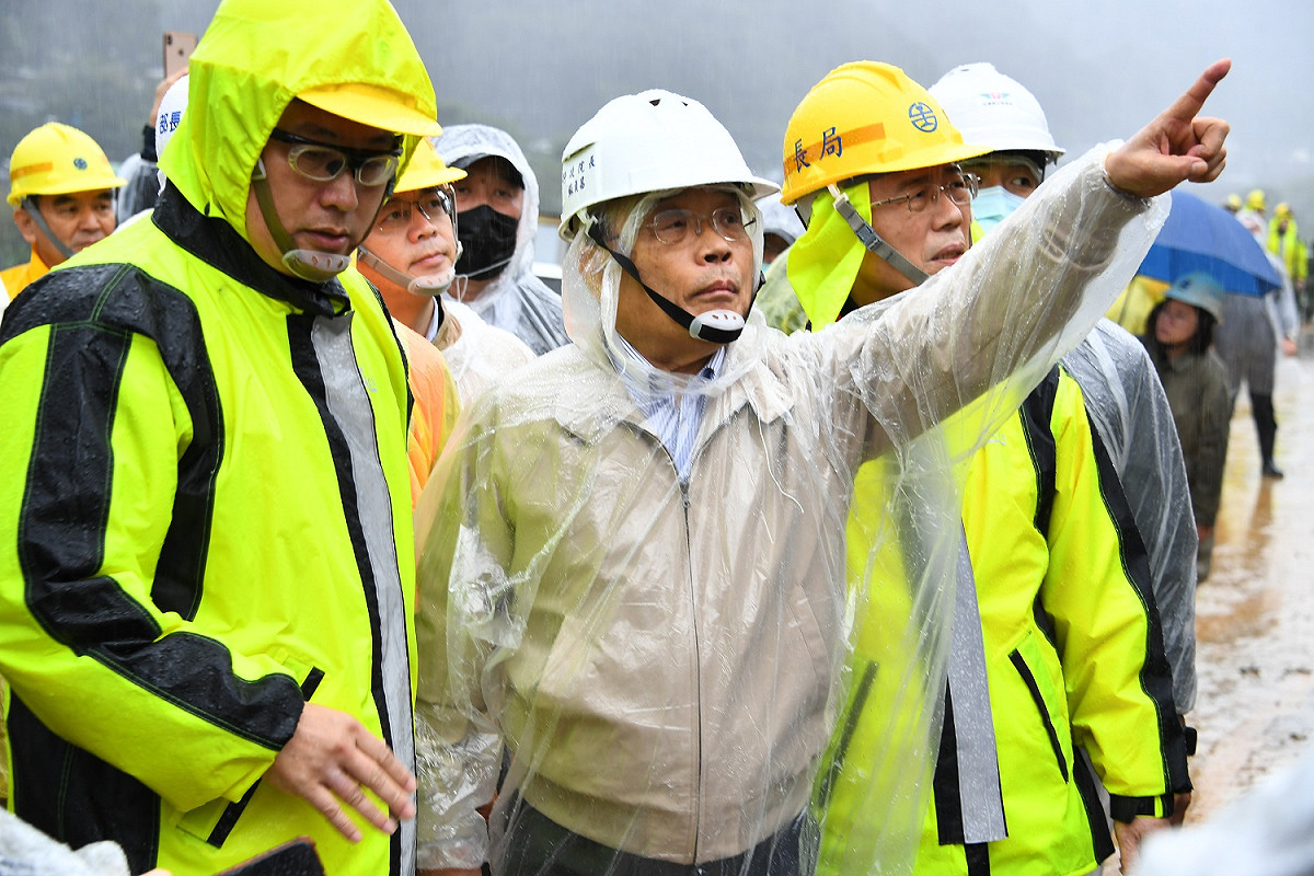行政院長蘇貞昌今(7)日視察臺鐵瑞芳-猴硐間因連續豪雨造成邊坡滑動搶修進度。 圖：行政院提供
