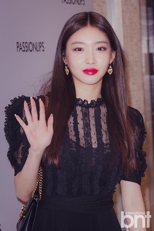 韓國女歌手請夏是人氣團體I.O.I出身，今日驚傳確診武漢肺炎，嚇壞粉絲。 圖：翻攝自Our Wine 김청하 金請夏台灣站