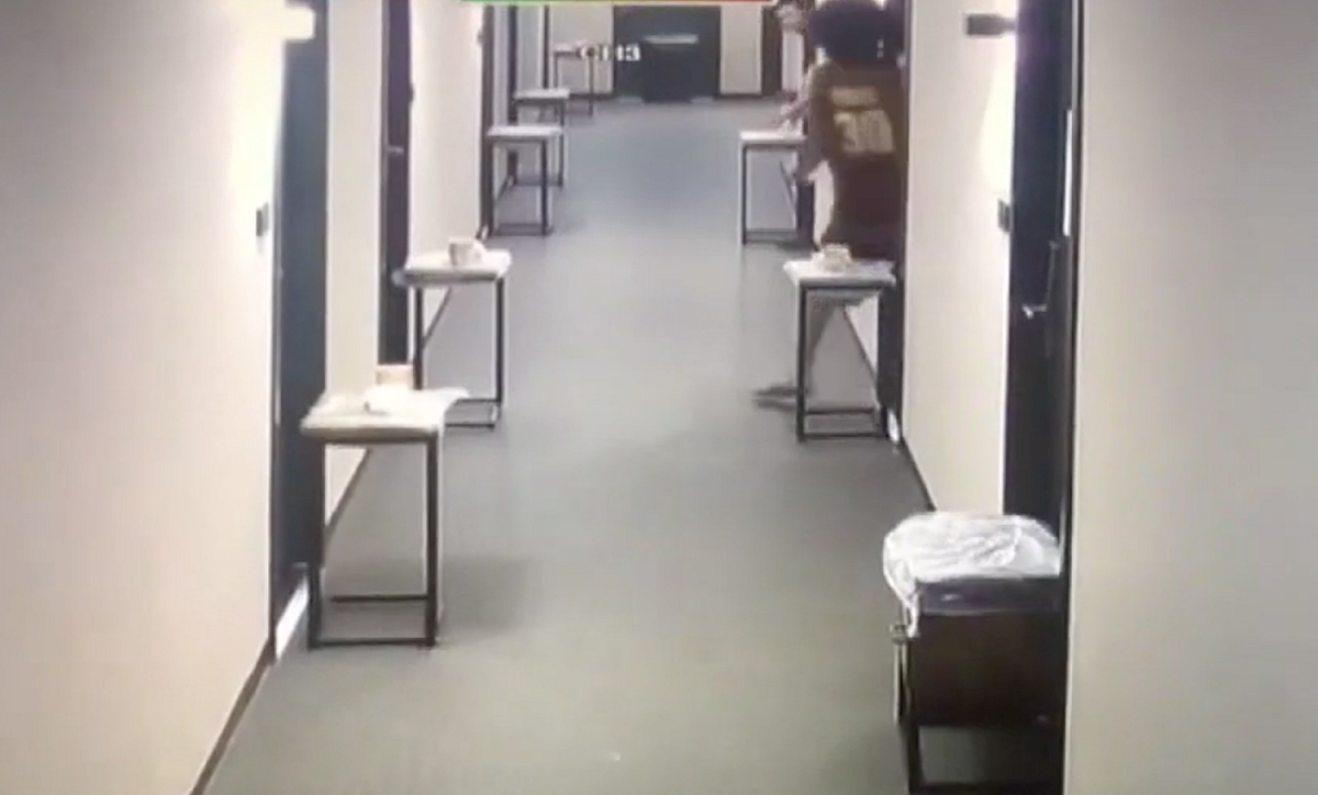 因居家檢疫人數爆增，高雄市衛生局對進行居家檢疫違規移工嚴厲裁處，一名菲籍移工出門8秒被裁罰10萬元。 圖：翻攝自衛生局監視畫面