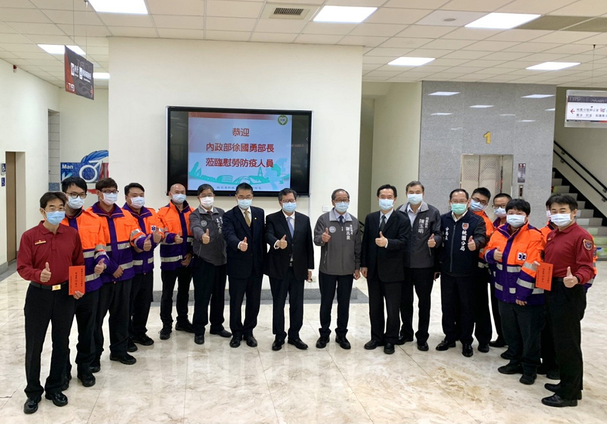徐國勇部長(左7)、 鄭文燦市長(左8)與桃園市消防局同仁合影。 圖：內政部提供