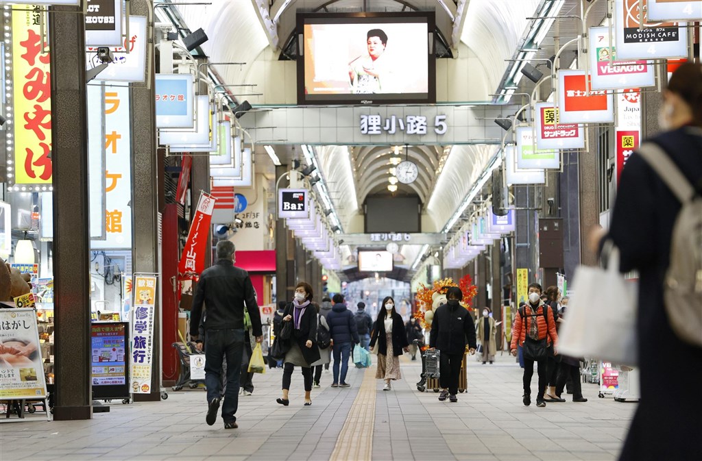 日本北海道旭川市的武漢肺炎確診病例急速增加，已發生8起群聚感染，其中2起發生在醫院，導致醫療人力不足，決定向自衛隊求援。圖為北海道民眾戴口罩上街。 圖：共同社／中央社提供