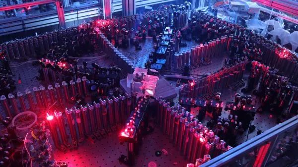 與利用矽處理器構建的傳統電腦不同，「九章」量子電腦是一個由雷射器、反射鏡、棱鏡和光子探測器組成的精密桌面裝置。 圖 : 翻攝自中國科技大學網頁