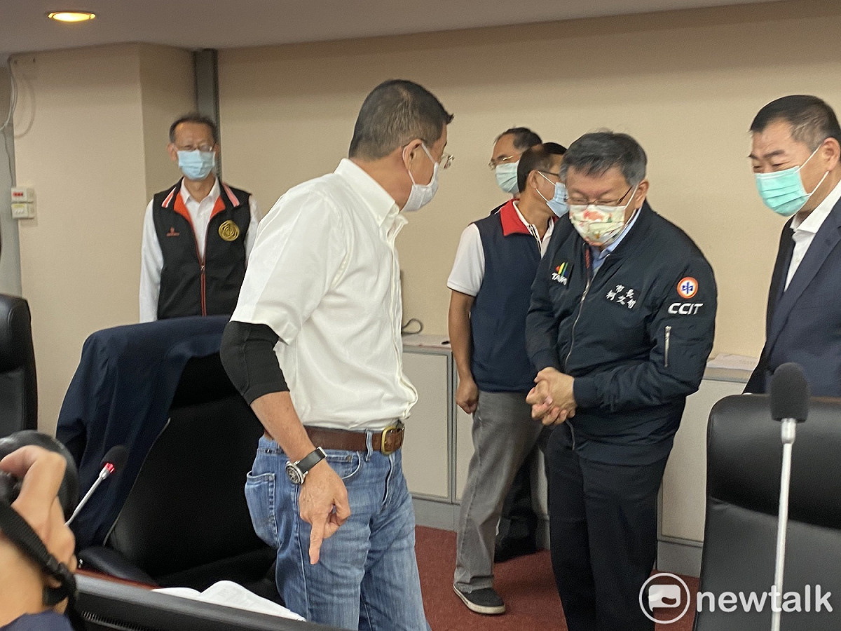 台北市長柯文哲拜會議會民政委員會，國民黨議員王浩抱怨為什麼社宅發包都delay。 圖：周煊惠 ／攝