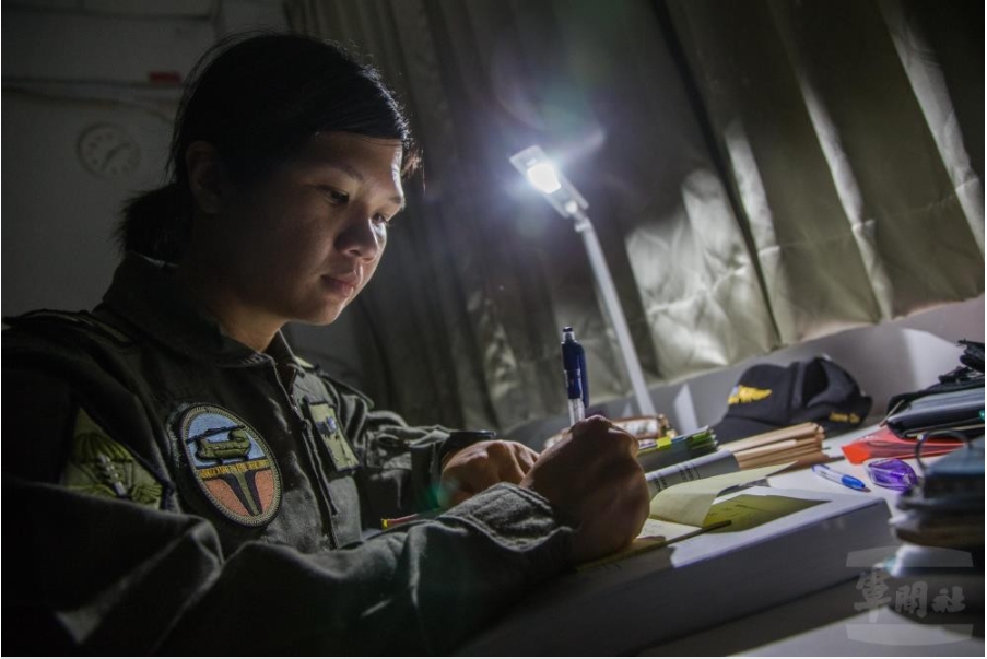 認真努力的陳彥蓁上尉 圖:翻攝自軍聞社