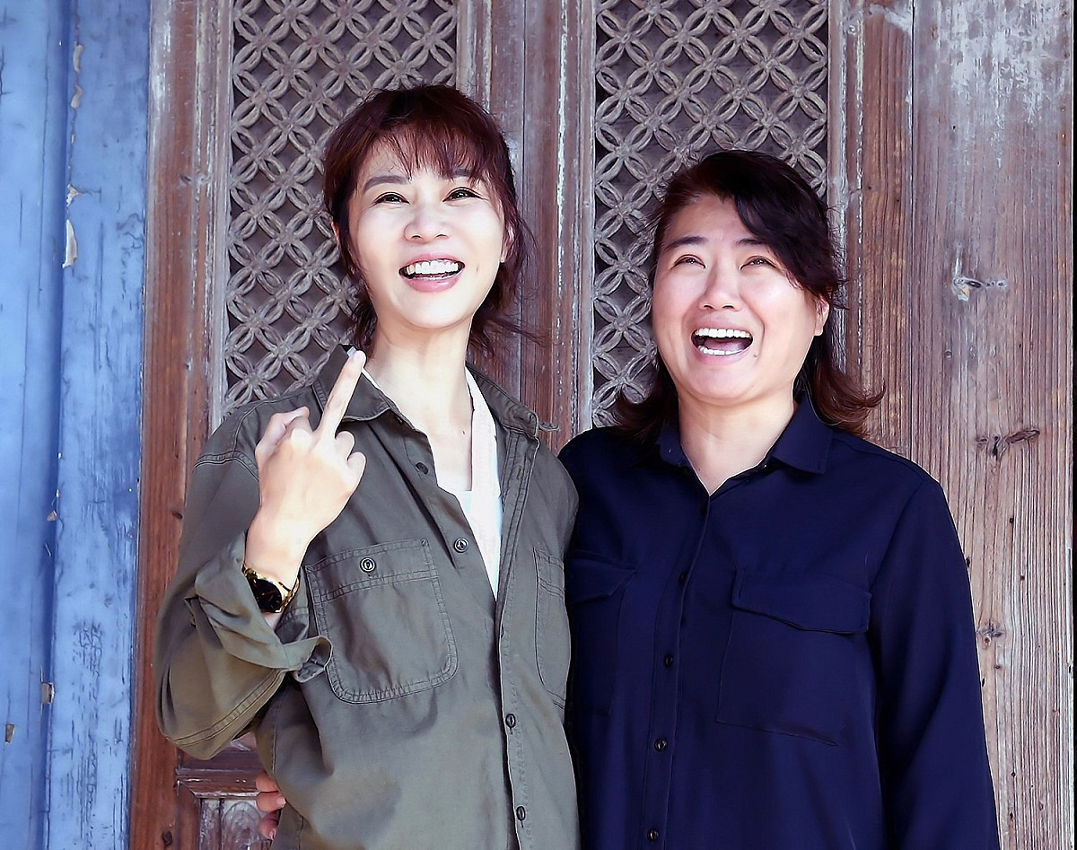 《俗女養成記2》在台南如火如荼地拍攝當中，今天媒體探班，謝盈萱(左)透露有時會在拍攝現場比導演嚴藝文(右)中指。 圖：華視/提供