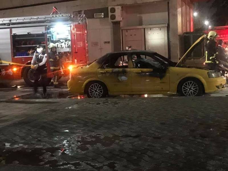 高雄市前鎮區7日晚間在捷運R6凱旋站1號出口前發生火燒車意外，坐在駕駛座的男子當場燒死。 圖：高雄五甲大小事臉書
