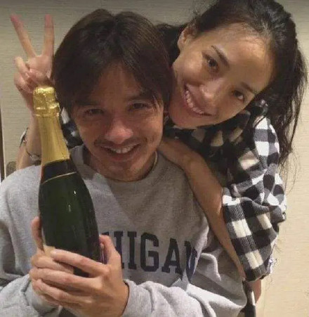 2016年舒淇突然曬出一系列簡單大方的婚紗照，宣布與馮德倫結婚。 圖：翻攝自娛七娛八微博