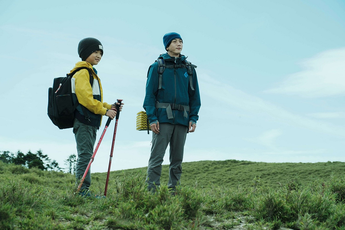 《親愛的房客》票房破4000萬，導演就出劇照書。圖為影帝莫子儀(右)與小演員白潤音(左)在電影中一起爬山的劇照。 圖：牽猴子整合行銷/提供