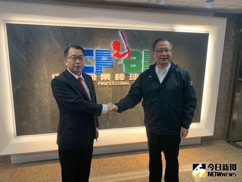 體育署長張少熙與會長吳志揚合影。 圖／中職提供